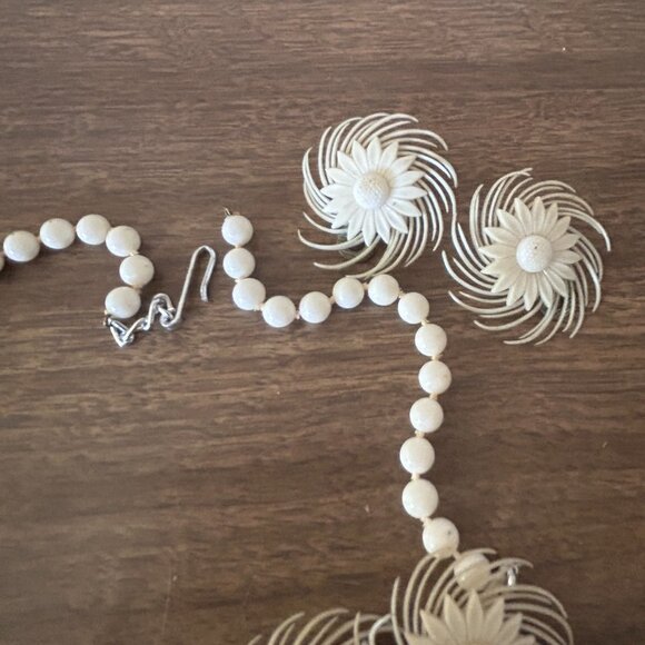 Vintage 1950s W. Germany White Plastic Flower Necklace Clip Earrings - Picture 2 of 4